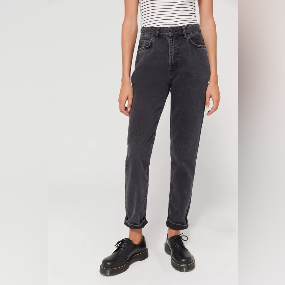 NEW $59 BDG Urban Outfitters Women’s High-Waisted Mom Jean Washed Black Denim 24